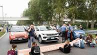 Ultima Generazione blocca il traffico in entrata a Milano su viale Fulvio Testi: attivisti per il clima seduti sull’asfalto | Video