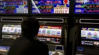 Rapina in sala giochi, dipendente accoltellata: bandito fugge con bottino di mille euro