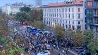 Più di mille persone al flash mob per la sicurezza sulle strade a Milano dopo gli ultimi incidenti mortali: “Basta morti”