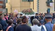 Folla per i funerali di Sofia Castelli: la bara in chiesa accolta dagli applausi di centinaia di persone