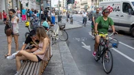 La ciclabile di corso Buenos Aires non piace ai commercianti: l'82% chiede di spostarla
