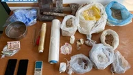 Quattro chili di droga, bilancini e contanti nascosti in un vecchio bagno: il video del ritrovamento