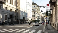 Autobus di linea travolge una moto in via Senato a Milano: quattro persone lievemente ferite