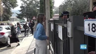 Trescore Balneario, i genitori in ansia davanti alla scuola dell'aggressione: "Una brava insegnante"