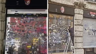 I tifosi nerazzurri ricoprono di adesivi le vetrine del Milan Store