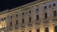 "Ladroni a casa nostra, altro che remigration": blitz luminoso al Pirellone e in piazza Duomo