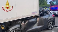 Tangenziale Ovest, perde il controllo dell’auto e finisce contro tir in sosta: morto un uomo