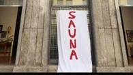 Caldo insopportabile in una scuola dell’infanzia a Milano, lo striscione di protesta: “Sauna”