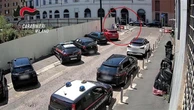 Rapinano turisti americani in centro a Milano sotto le telecamere della caserma dei carabinieri