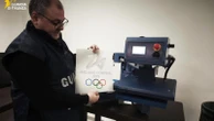 Maglie e loghi falsi delle Olimpiadi Milano-Cortina: sequestro in un magazzino a Como