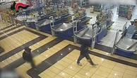 Rapina il supermercato con pistola e coltello, dopo 2 colpi falliti lo stesso pomeriggio: arrestato