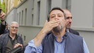 Salvini contestato nel cantiere delle case popolari: “Vai a lavorare”. Lui replica: “Peace and love”