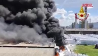 Incendio alla Versalis di Mantova, a fuoco magazzino di materiale plastico: l'intervento dei vigili