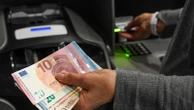 Le rubano mille euro appena prelevati al bancomat: 72enne fa arrestare uno dei ladri
