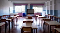 Abusi sui bambini di terza elementare, maestro arrestato in una scuola del Milanese