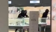 Novate Milanese, rapina in pieno giorno al centro commerciale: spari, urla e poi la fuga in moto