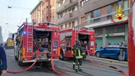 Incendio in un palazzo di cinque piani a Milano: evacuati i condomini, parte del tetto collassata