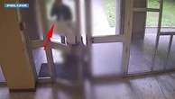Finge una telefonata e si intrufola nel palazzo: la rapina all'anziana ripresa dalle telecamere