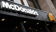 Dehors troppo grande davanti al McDonald’s di piazza Oberdan: il Comune chiede 23mila euro