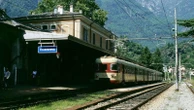 Chiavenna, lanciano sassi in stazione e contro treno: indagati tre ragazzi, danni per 60mila euro