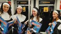 Che cosa ci fanno decine di suore in metrò a Milano: il flash mob per lanciare 'Sister Act'