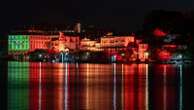 Il Natale di luci sul lago Maggiore: lo spettacolo serale a Stresa che illumina golfo e palazzi 