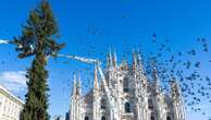 In piazza Duomo prende forma l'albero di Natale: un gigante di 42 metri ispirato alle Olimpiadi 2026