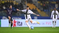 Il Parma frena ancora, Cremonese seconda per una notte