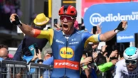 Milan, lo sprint stavolta è giusto: sua la quarta tappa del Giro. Pogacar resta in maglia rosa