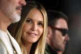 Il tumore al seno di Elle MacPherson, l’oncologa: “Guarita grazie alla chirurgia, non c’entrano le cure olistiche”