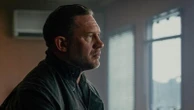 Tom Hardy non è stato licenziato da “Mobland”: lavori in corso per riportarlo sul set