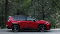 RAV4, la Toyota dei record ora è più grintosa e tecnologica. E la plug-in fa 137 km in elettrico