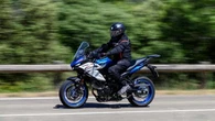 Suzuki SV-7GX, come va su strada il crossover medio V-Twin da 7.990 euro