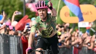 Giro, è sempre Danimarca: ad Andalo vince Valgren, terzo Caruso. Vingegaard senza problemi