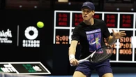 Sinner sfida Tsitsipas al Six Kings Slam, come funziona l’esibizione da 6 milioni di dollari