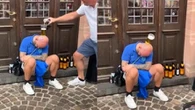 Euro 2024, il tifoso inglese ubriaco è la vittima perfetta della beer challenge