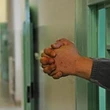 Meno reati, più detenuti in cella. La denuncia di Antigone: “Nelle carceri si sta senza respiro”