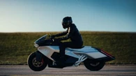 Bmw Motorrad fa un salto nel futuro con la Vision K18, concept che esalta il motore 6 cilindri