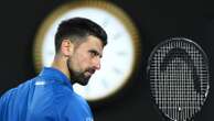 Djokovic salta l’allenamento, i media australiani attaccano: “Finge di essere infortunato”