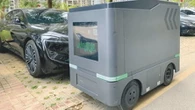 Auto elettrica, arriva il robot-colonnina che “insegue” la vettura per ricaricarla. Come funziona