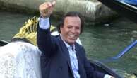 Julio Iglesias smentisce il ritiro dalle scene: “Quando succederà lo annuncerò io. Con dolore ma con dignità”