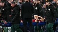 Leoni, che sfortuna: si fa male all'esordio con il Liverpool, fuori in barella tra le lacrime
