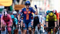 Giro d’Italia, tanti brividi a Lecce. Vince Van Uden, Pedersen sempre in maglia rosa