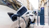 Auto, boom delle elettriche in un anno (+40,5%) ma nel complesso il mercato arranca