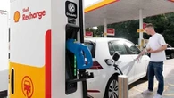Auto elettrica, arriva il fluido “magico” che fa fare un pieno di energia in 10 minuti. Il segreto