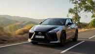 Lexus RZ, il crossover elettrico di lusso che si guida con la cloche, come un aereo. Ecco come va