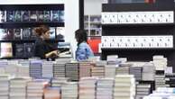 Mercato del libro in flessione nel 2024, ma crescono gli italiani (soprattutto romance) 