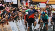 A Pau volata vincente per l’olandese Kooij, diverse cadute nel finale. Traaen resta in giallo