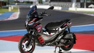 Aprilia SR GT Replica 2025, lo scooter urban adventure per sognare la pista
