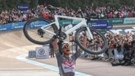 Van der Poel fa tris alla Roubaix come Lapize e Moser. Pogacar (2°) deve arrendersi dopo una caduta | La cronaca